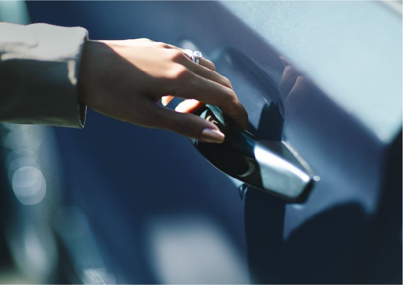 A hand gracefully grips the Light Touch Handle of a 2023 Lincoln Aviator® SUV to demonstrate its ease of use | Hooks Lincoln in Fort Worth TX