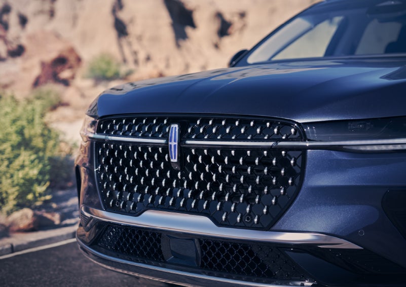 The stylish grille of a 2024 Lincoln Nautilus® SUV sparkles in the sunlight. | Hooks Lincoln in Fort Worth TX