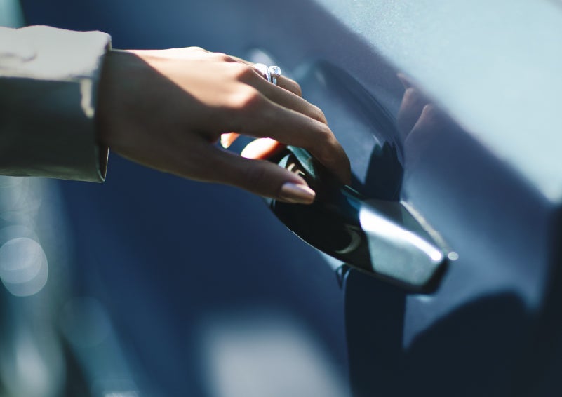 A hand gracefully grips the Light Touch Handle of a 2024 Lincoln Aviator® SUV to demonstrate its ease of use | Hooks Lincoln in Fort Worth TX