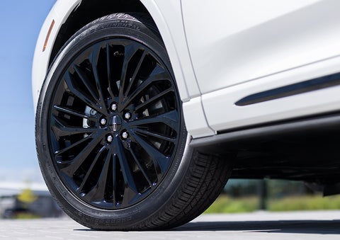 The stylish blacked-out 20-inch wheels from the available Jet Appearance Package are shown. | Hooks Lincoln in Fort Worth TX