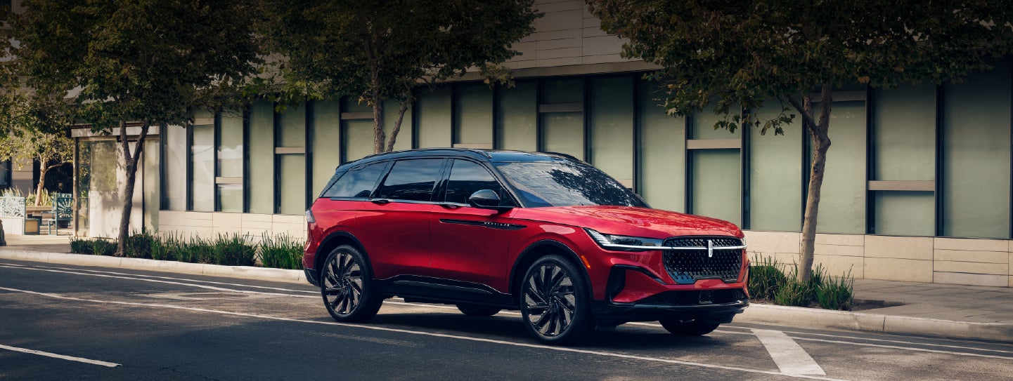 A 2025 Lincoln Nautilus® SUV with an available hybrid powertrain is parked in an urban setting. | Hooks Lincoln in Fort Worth TX