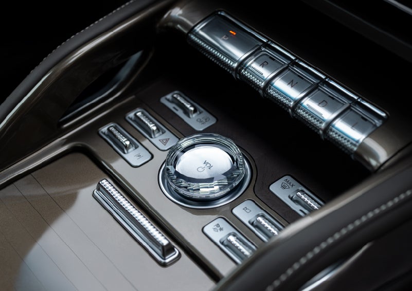A crystal-inspired volume knob is shown in the center floor console of a 2025 Lincoln Nautilus® SUV. | Hooks Lincoln in Fort Worth TX