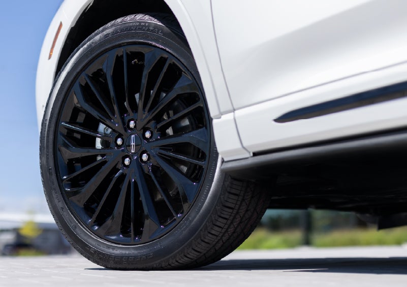 A stylish 20-inch black aluminum wheel of the available Jet Appearance Package is shown. | Hooks Lincoln in Fort Worth TX