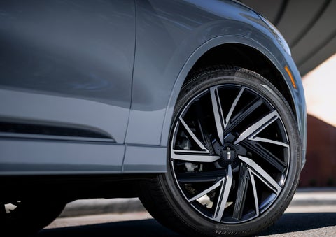 The wheel of the 2027 Lincoln Aviator® Black Label™ SUV is shown slightly angled out. | Hooks Lincoln in Fort Worth TX